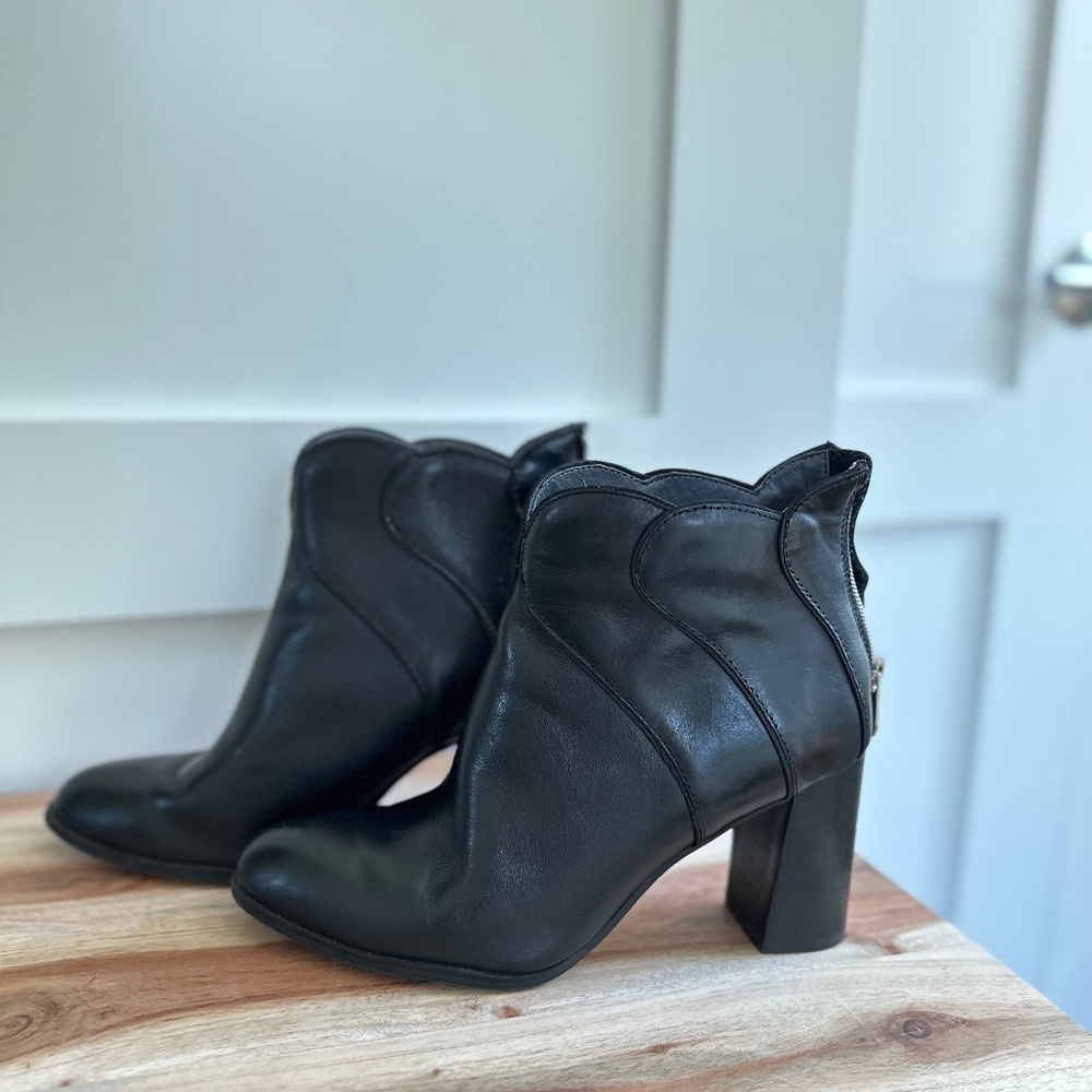 Adrienne V  Booties Size 7.5